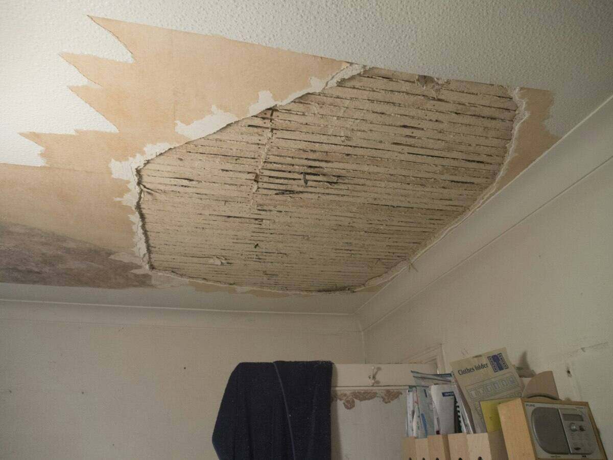 Leaks from the roof or a terrace in your community of owners in Navarra: who pays?