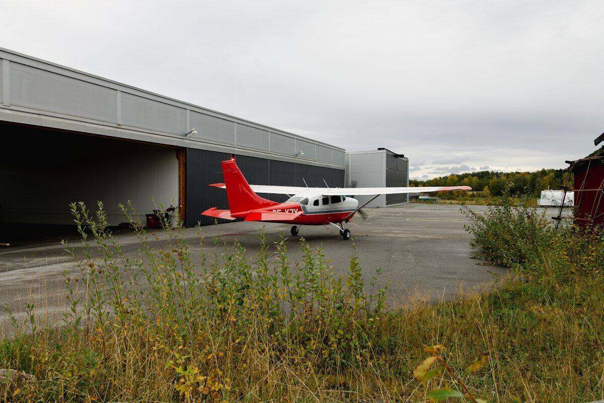 Kleinflugzeug in einem Hangar