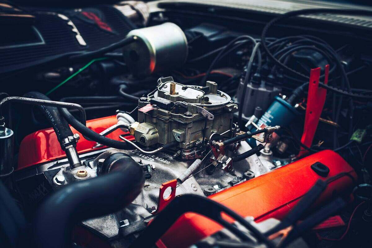 Automotor mit geöffneter Motorhaube