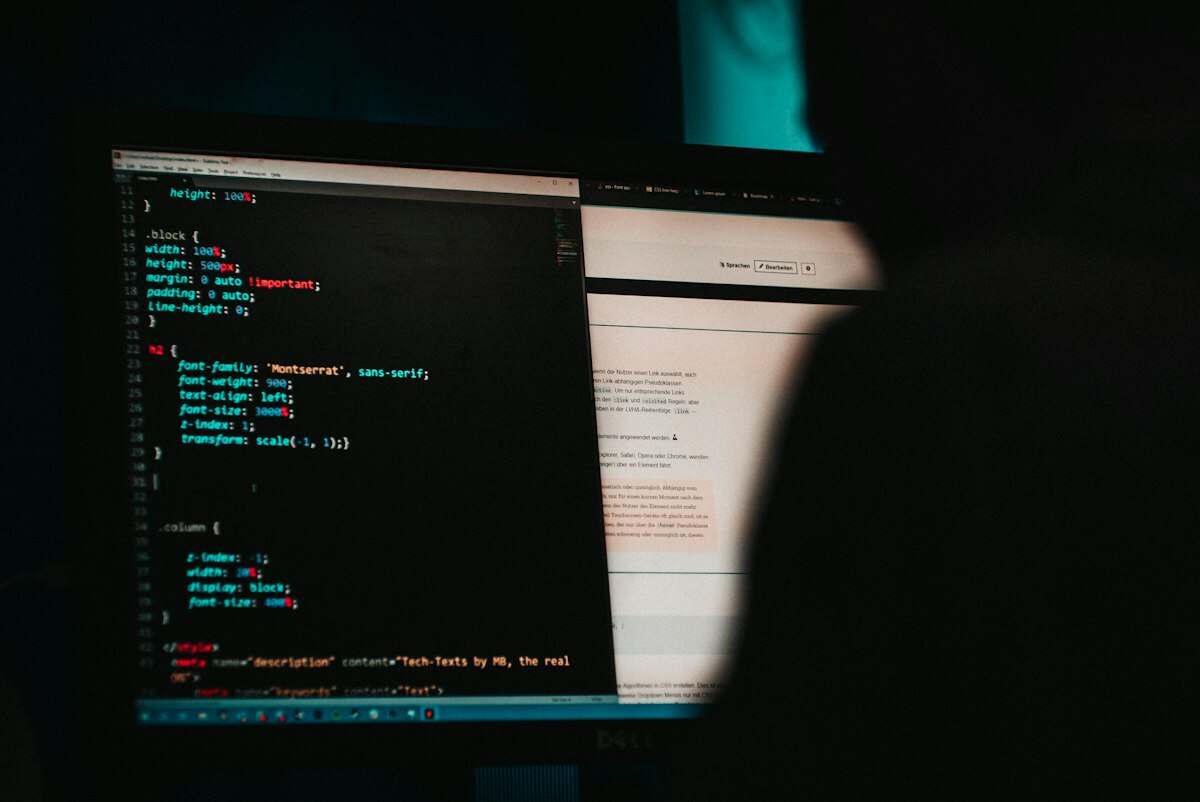Portátil con código en pantalla, investigación de suplantación de identidad
